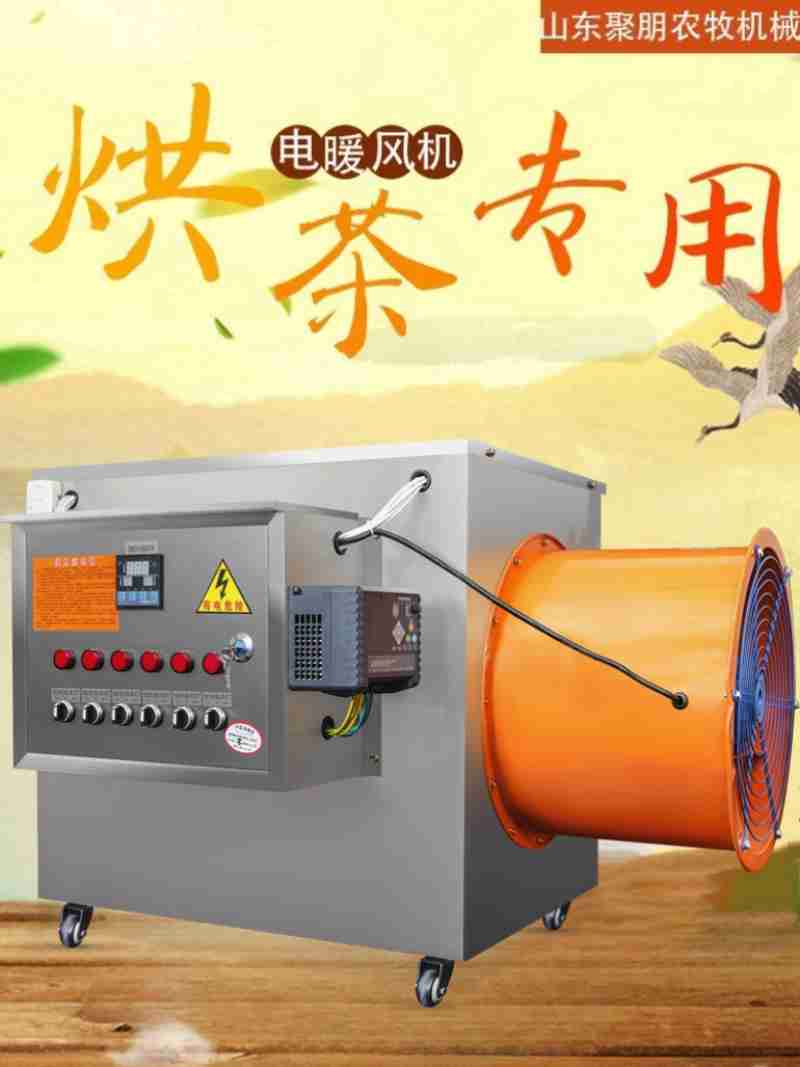 杨明发和黄永波核对村级发展规划。 洪玉杰 摄